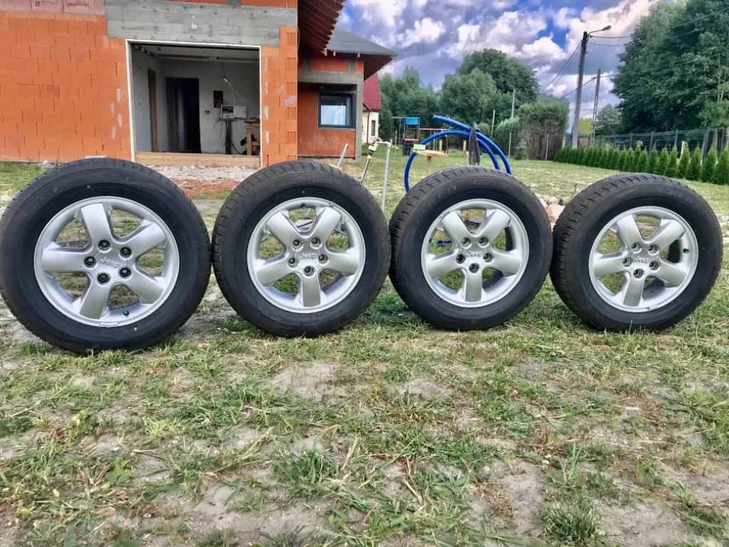 Jakie opony do Jeep Grand Cherokee WJ - uniknij kosztownych błędów