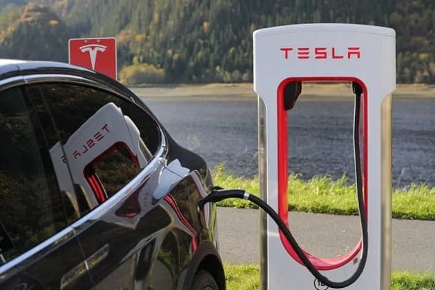Jak długo ładuje się Tesla? Czas ładowania w różnych modelach