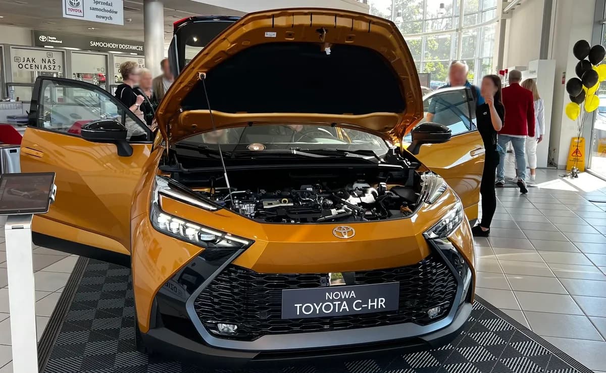 Toyota C-HR hybryda czy benzyna - która wersja jest tańsza i lepsza?