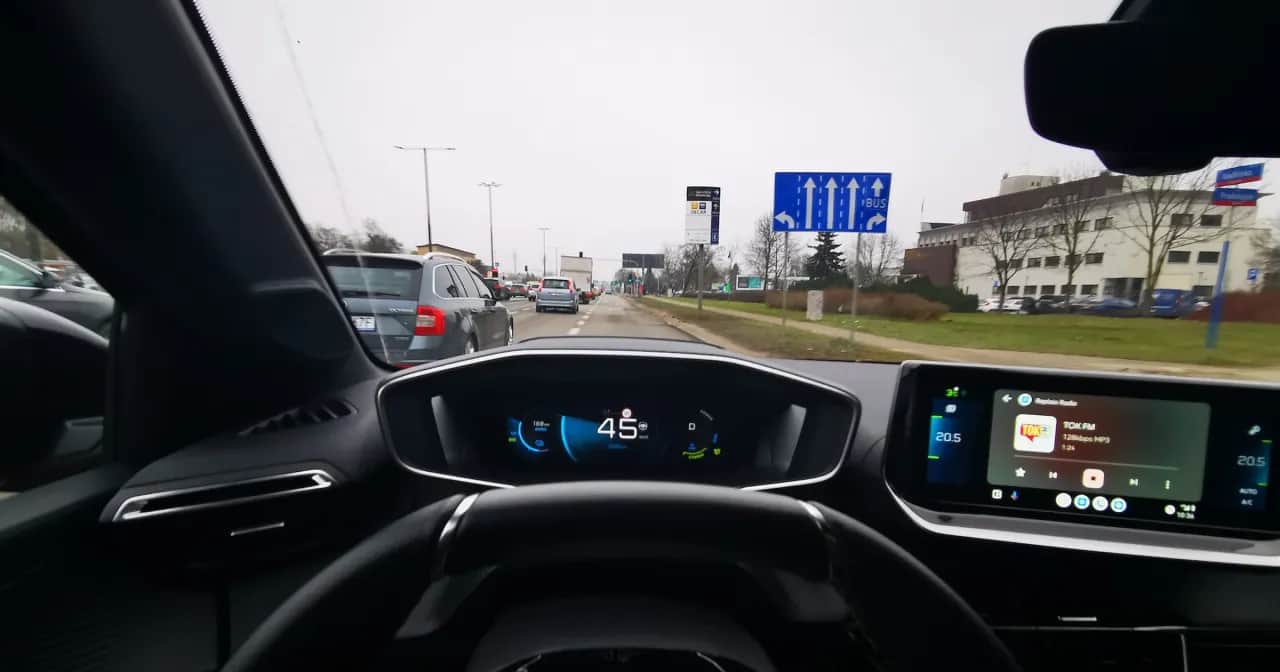 Czy samochody elektryczne mogą jeździć buspasem? Sprawdź przepisy i kary