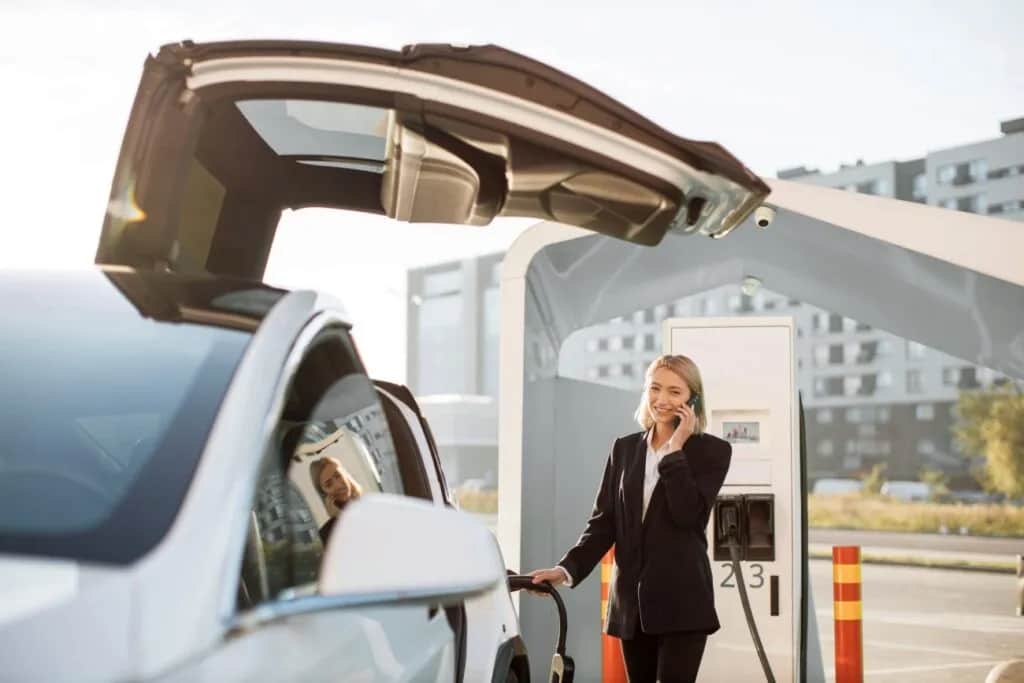 Ile waży samochód elektryczny? Odkryj wpływ wagi na zasięg i koszty