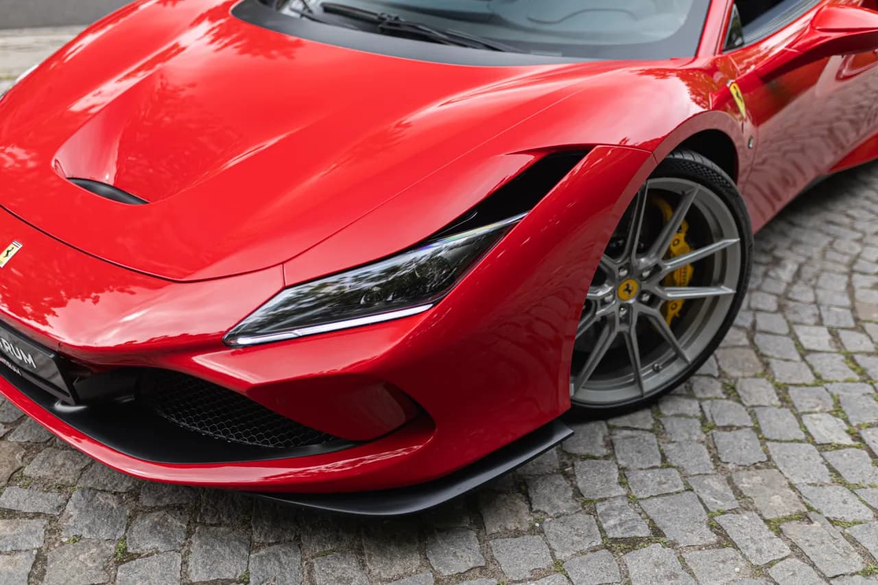 Ile kosztuje Ferrari F8 Tributo? Zaskakujące ceny i opcje dodatkowe