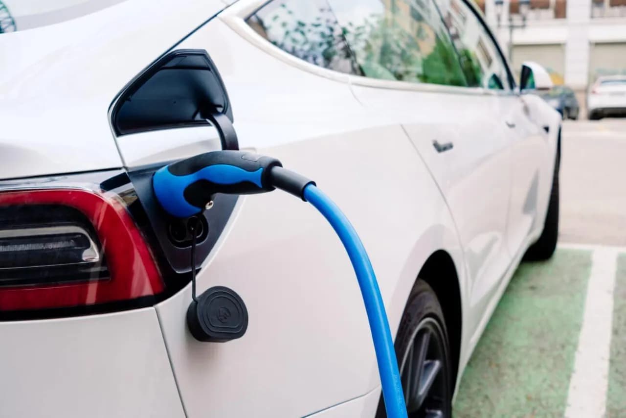 Od kiedy tylko samochody elektryczne? Poznaj ważne zmiany i konsekwencje