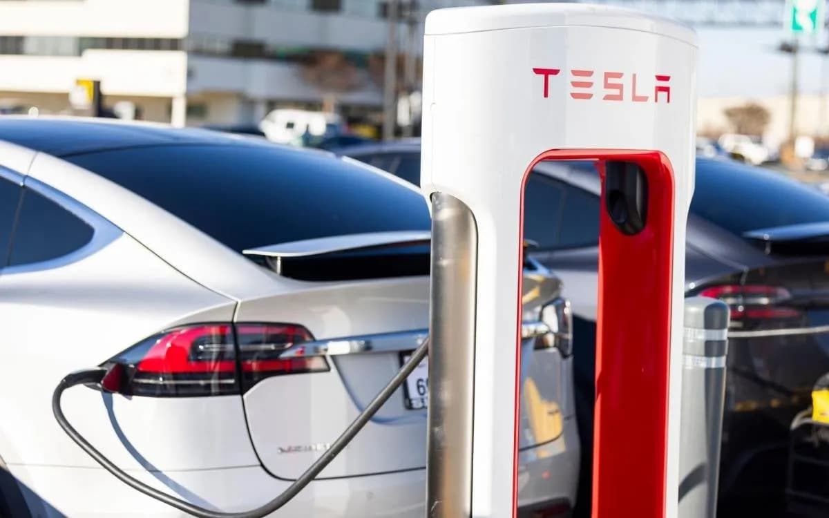 Ile przejedzie Tesla na jednym ładowaniu? Zasięg różnych modeli