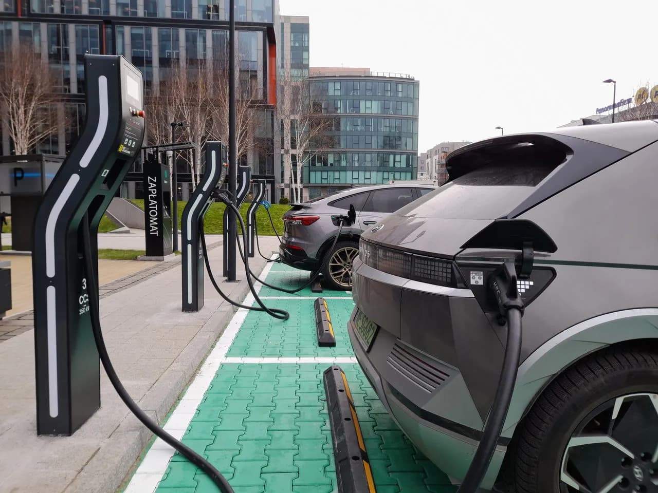 Ile jest stacji ładowania samochodów elektrycznych w Polsce? Sprawdź!