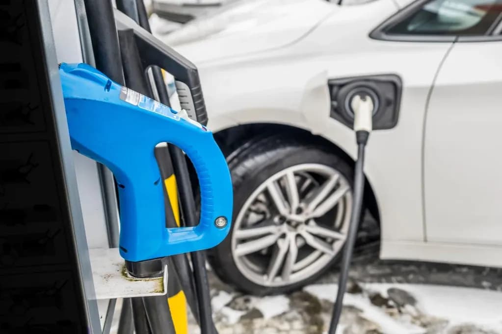 Jak często i jak długo ładować samochód elektryczny, aby oszczędzać?