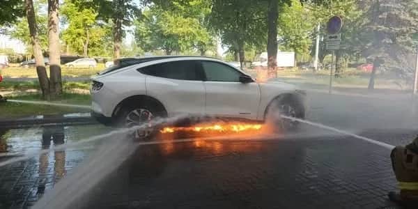 Jak gasić samochód elektryczny - skuteczne metody i bezpieczeństwo
