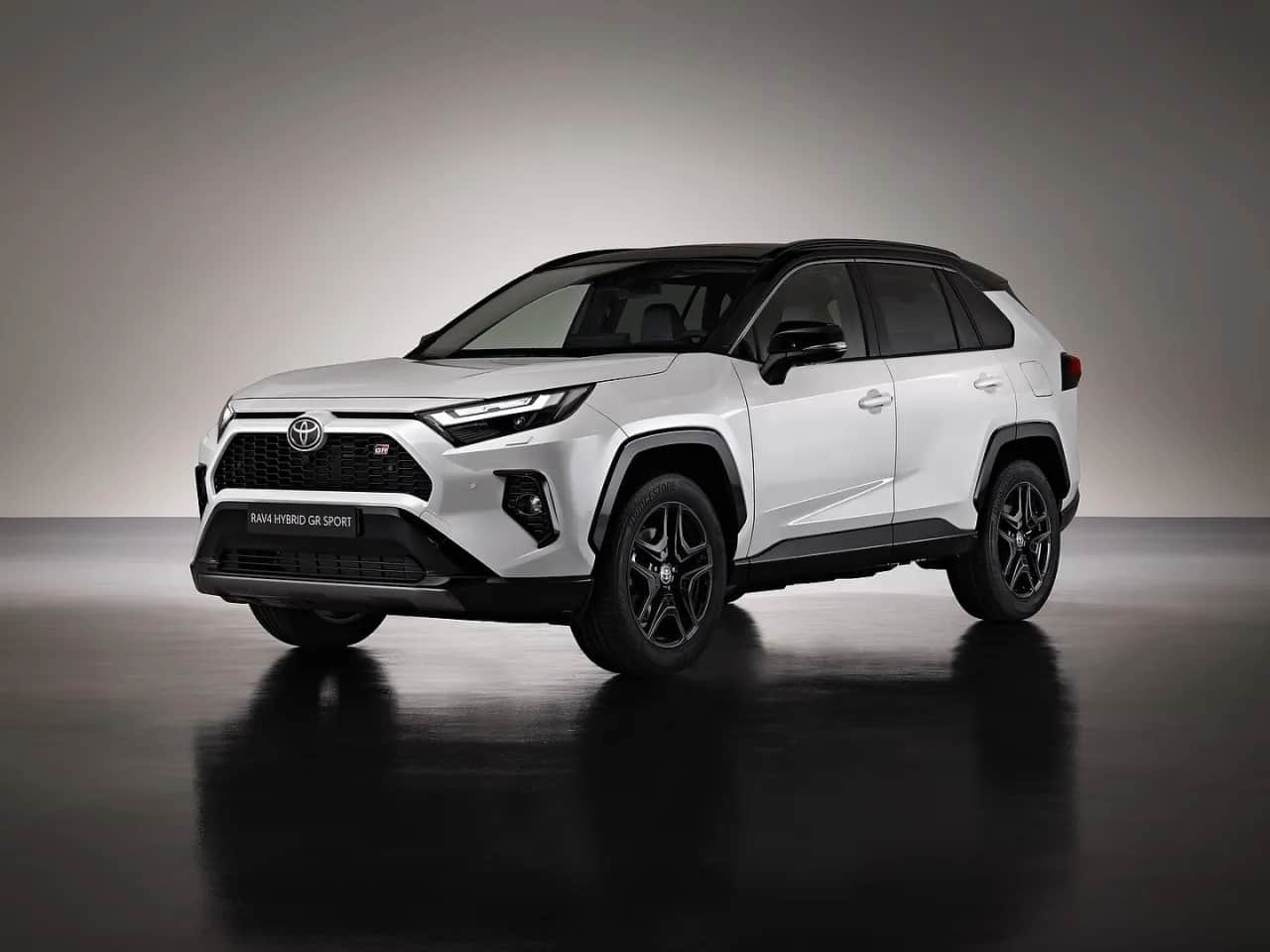 Ile naprawdę pali Toyota RAV4 Hybrid? Rzeczywiste spalanie ujawnione