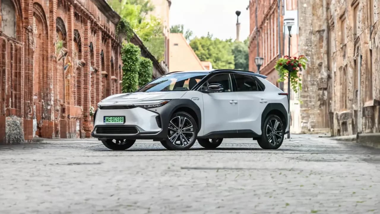 Ile przejedzie hybryda Toyoty? Zaskakujące zasięgi w trybie elektrycznym