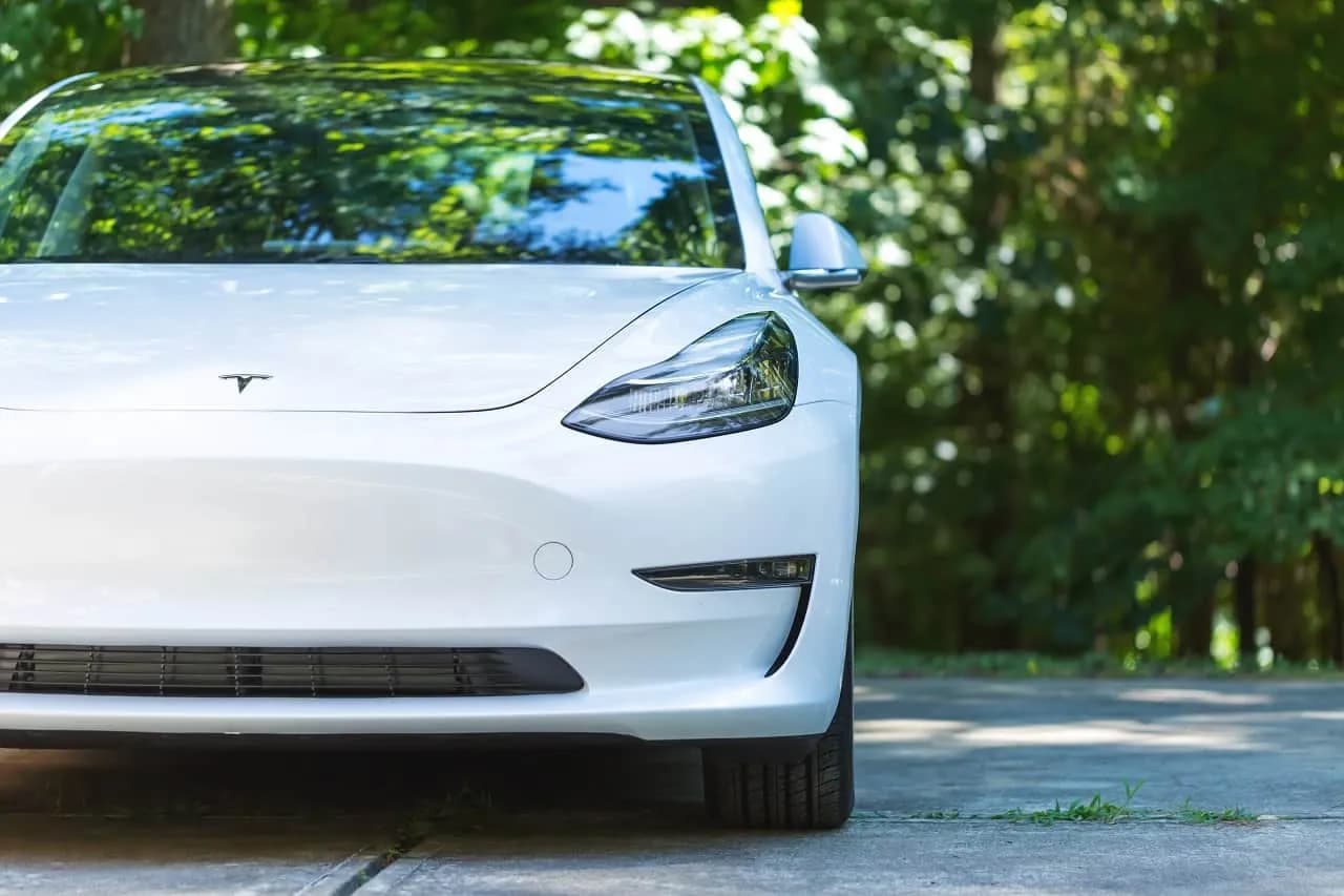 Ile kosztuje Tesla elektryczna? Sprawdź ceny modeli w Polsce